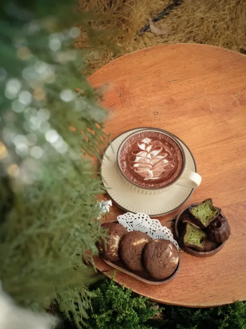 Tách latte vẽ hoa văn nhìn từ trên xuống