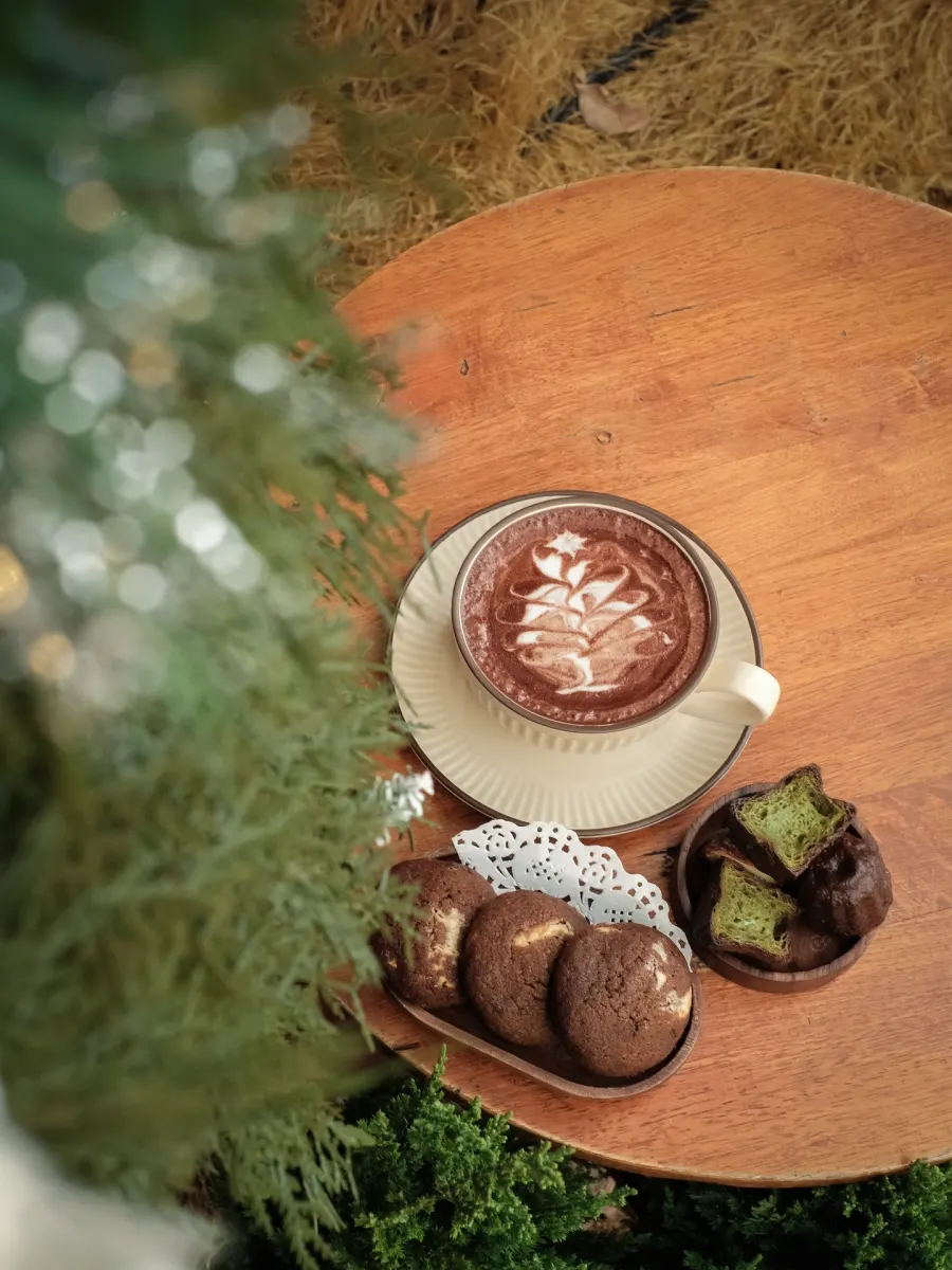 Tách latte vẽ hoa văn nhìn từ trên xuống