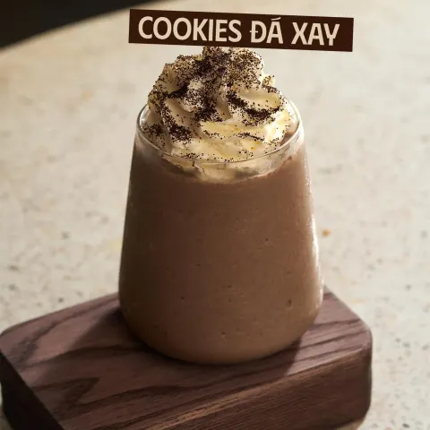 Ly cookies đá xay phủ kem và vụn bánh